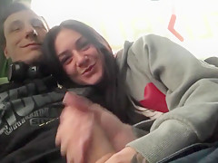 Ce jeune couple se livre à un jeu de touche pipi dans le car