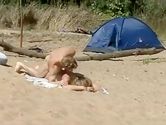 Deux minettes se font brouter le minou sur la plage