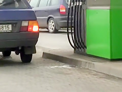 Une tchèque suce dans sa voiture en panne au bord de la route