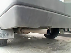 Une tchèque suce dans sa voiture en panne au bord de la route