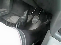 Une tchèque suce dans sa voiture en panne au bord de la route