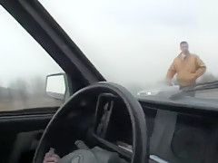 Une tchèque suce dans sa voiture en panne au bord de la route