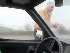 Une tchèque suce dans sa voiture en panne au bord de la route