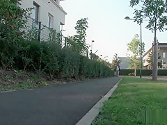 Jeune cochonne nous emmène à son boulot pour niquer