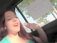 Jeune cochonne nous emmène à son boulot pour niquer