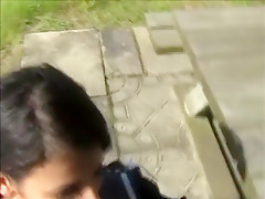 Une brunette roumaine suce un pote dehors en plein jour