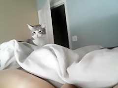 Une nana se fait jouir à coté d'une copine qui dort