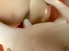 Belle grand-mère baise dans le jardin avec le voisin chauve