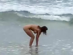 Une femme pulpeuse baisée par son mari à la plage par mauvais temps