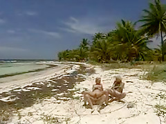 Un français encule deux superbes tchèques à la plage
