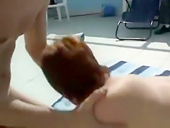 Une rousse sexy se fait une double avec trois mecs sur une terrasse
