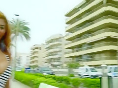 On teste une bimbo espagnole au bord de mer