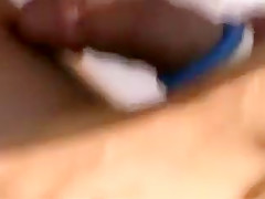 Belle brune souriante branle une queue