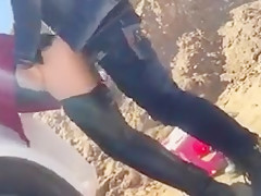 A Chinese couple is fucking outdoors !! ..