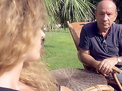 Elle se fait ramoner la chatte en extérieur par un vieux vicelard