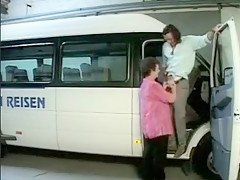 Une grand-mère allemande baise le chauffeur du bus