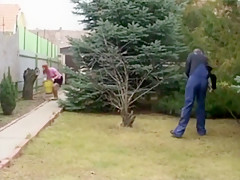 Le jardinier de la ville s'enfile une rouquine peu farouche