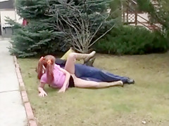 Le jardinier de la ville s'enfile une rouquine peu farouche