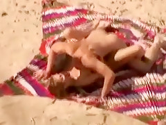 Mec baise sa copine super sexy sur une plage ventée