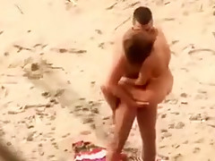 Mec baise sa copine super sexy sur une plage ventée