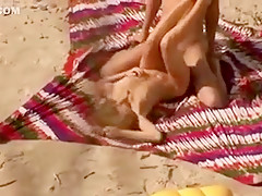Mec baise sa copine super sexy sur une plage ventée