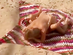 Mec baise sa copine super sexy sur une plage ventée