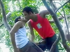 Partouze entre deux couples brésiliens bisexuels dans la forêt