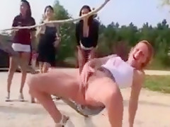 Vier versaute Teenfotzen pissen um die Wette