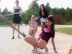 Vier versaute Teenfotzen pissen um die Wette