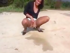 Vier versaute Teenfotzen pissen um die Wette