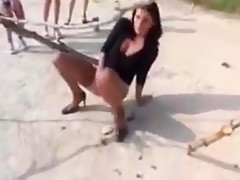 Vier versaute Teenfotzen pissen um die Wette