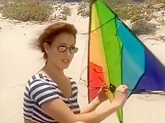 Belle brune séduite sur la plage et baisée en doublette