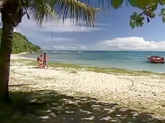 Belle nana se fait niquer en double sur une plage déserte