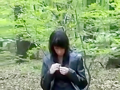 Brunette sexy se doigte dans les bois