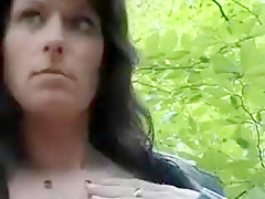 Brunette sexy se doigte dans les bois