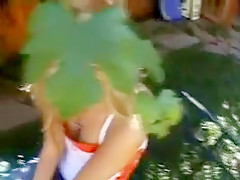 Une blonde le branle doucement dans le jardin