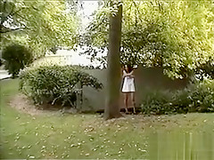 Une salope s'exhibe en pleine ville et suce sur le trottoir