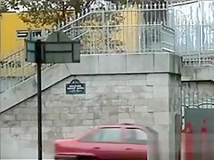 Une salope s'exhibe en pleine ville et suce sur le trottoir