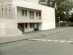 Une salope s'exhibe en pleine ville et suce sur le trottoir