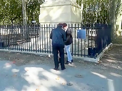 Un vieux a essayé de lui rentrer sa baguette dans le cul
