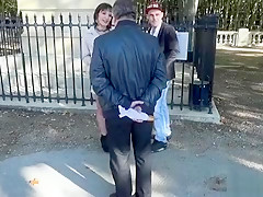 Un vieux a essayé de lui rentrer sa baguette dans le cul