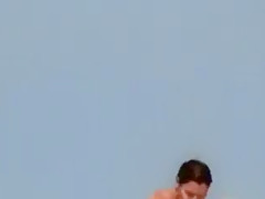 Filles sexy en string aux seins nus à la mer