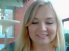 Une camgirl fait un show en plein jour sur sa terrasse