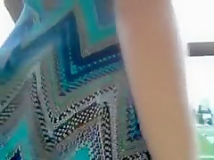 Une camgirl fait un show en plein jour sur sa terrasse