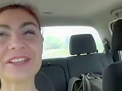 Il fait connaissance en la sodomisant sur la plage