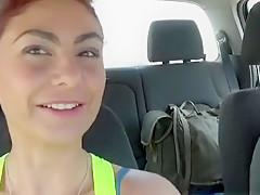 Il fait connaissance en la sodomisant sur la plage