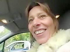 Une libertine baise un groupe d'allemands dans sa voiture