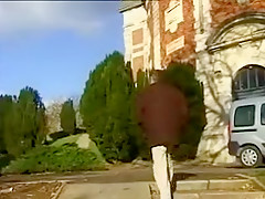 Un jeune couple invite un voyeur à les rejoindre pour un trio