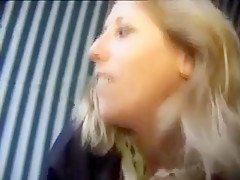 Un jeune couple invite un voyeur à les rejoindre pour un trio