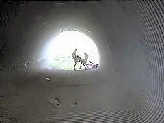 Un jeune couple invite un voyeur à les rejoindre pour un trio